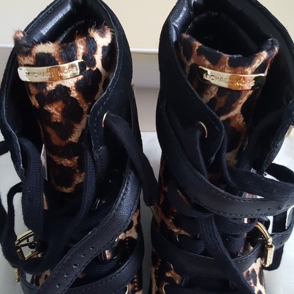 MICHAEL KORS PRINTED HAIRCALF ANKLE BOOTS - Picture 5 of 8